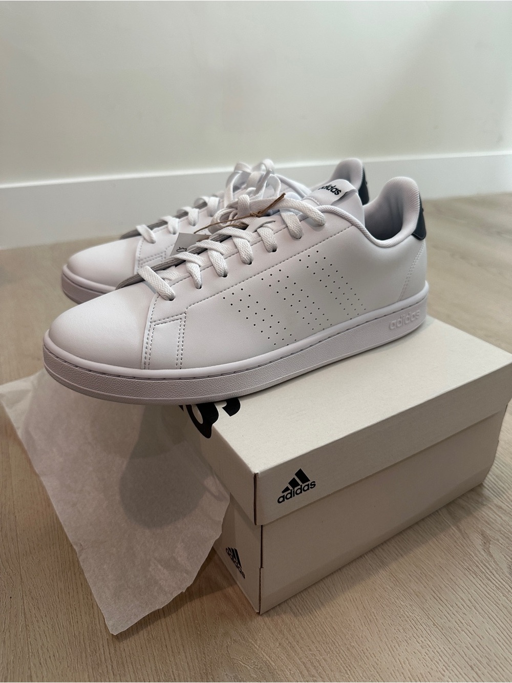 NEW adidas advantage Men’s White Leather Low-Top Sneakers with Black Heel Tab